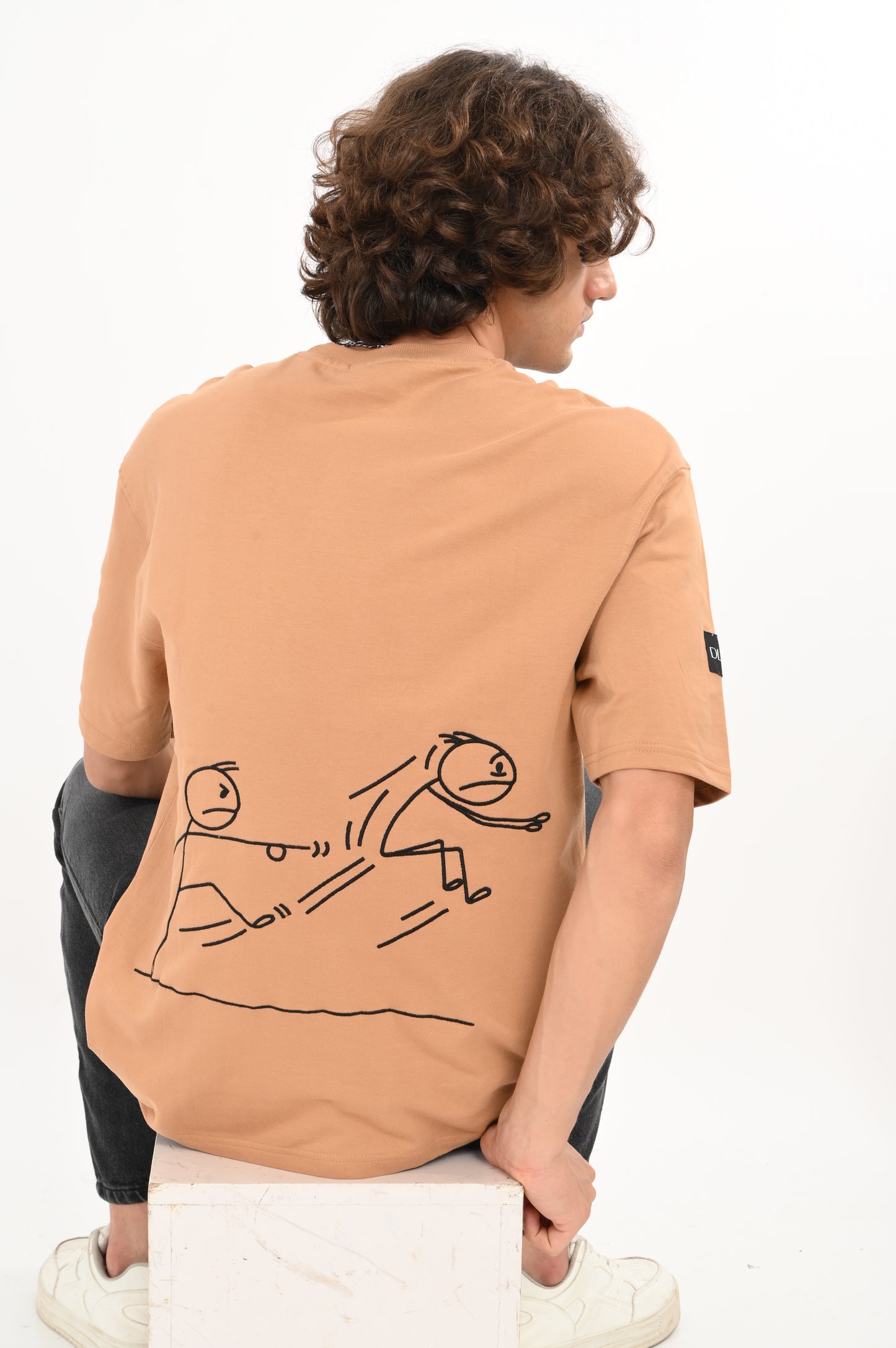 DLAZY MAN KICK EMBROIDERY CARMEL BROWN OVERSIZED TEE